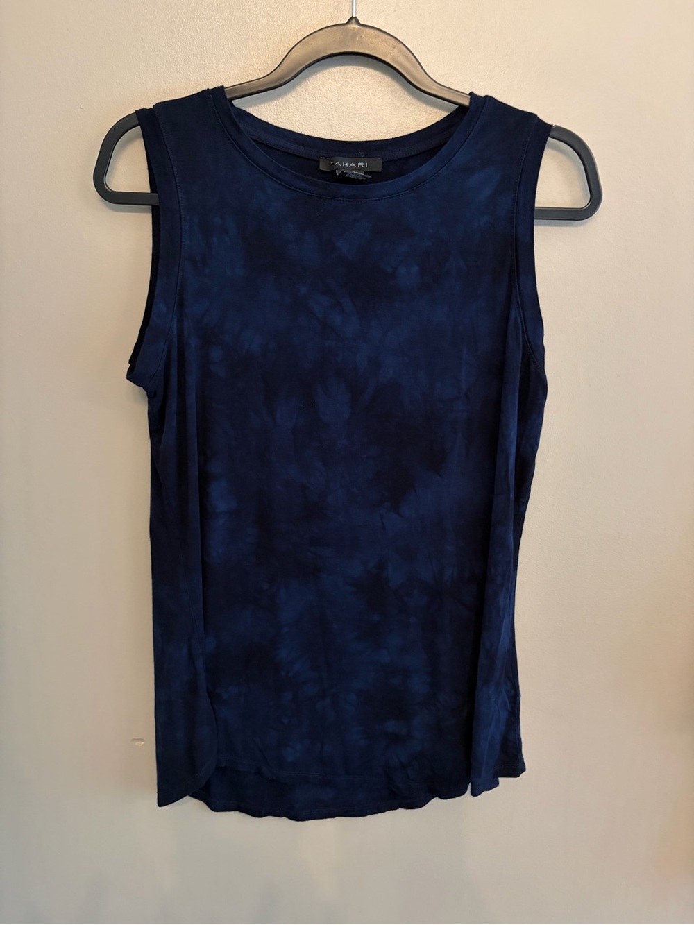 Tahari black and dark blue tie dye sleeveless top size M rayon spandex